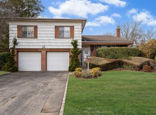 354 Elm Dr, Roslyn, NY 11576