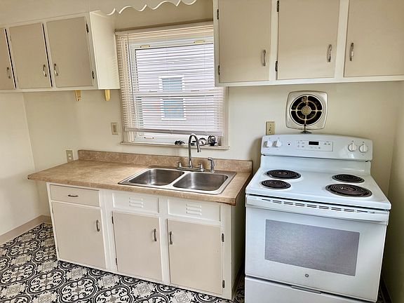 3rd image of 2285 Taylor Ave