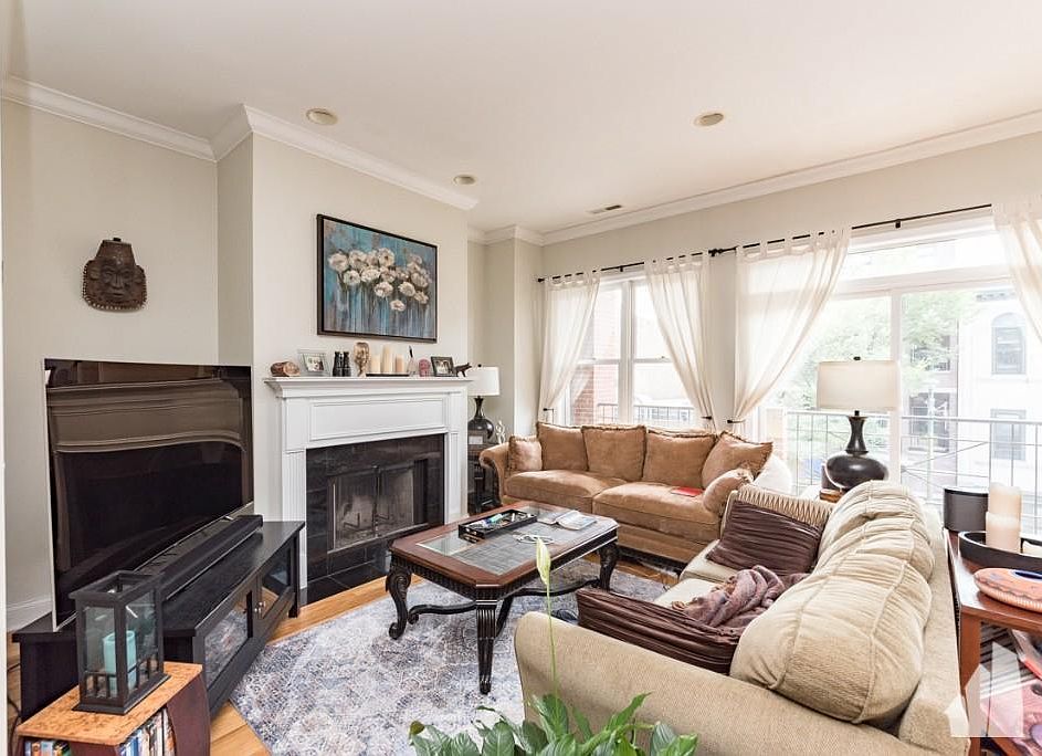 1st image of 3059 N Lincoln Ave #315