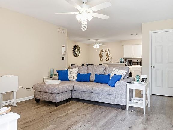 5th image of 1004 Pebblewood Dr