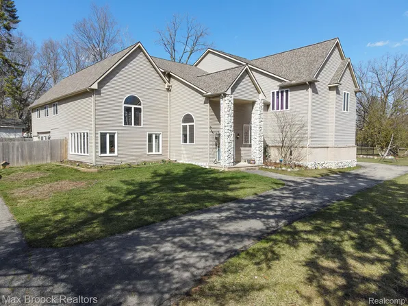 25155 Springbrook Dr, Farmington Hills, MI 48336