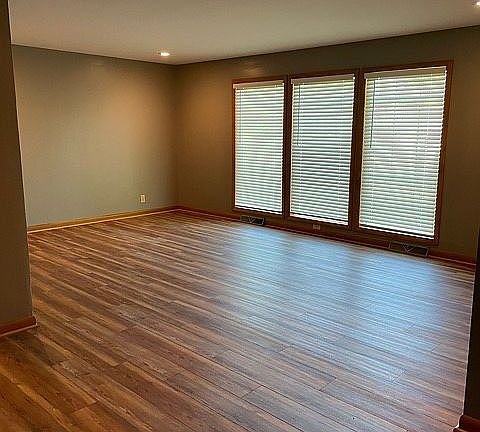 4th image of 909 S Rosewood Dr