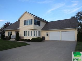 1404 5th Ave SE, Sioux Center, IA 51250