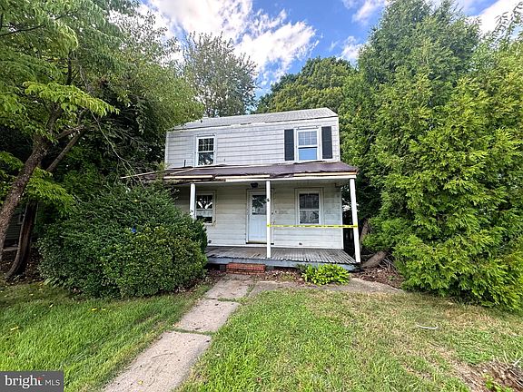 3rd image of 472 Connecticut Ave