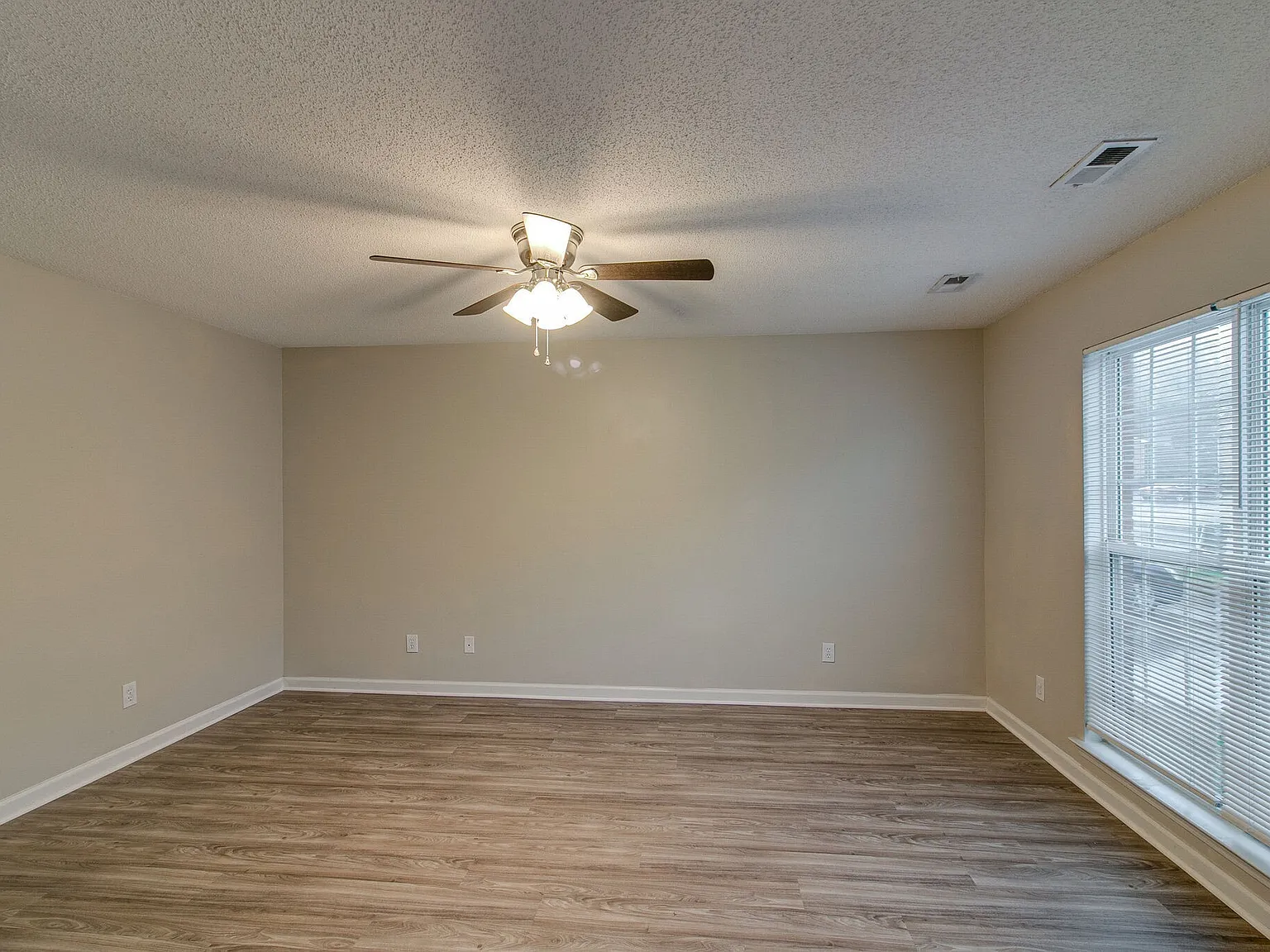 2 bed, 1.5 bath, 1100 sqft, $975 — Photo 3