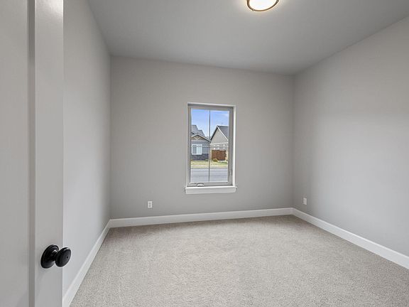 5th image of 385 SE Sumner Dr