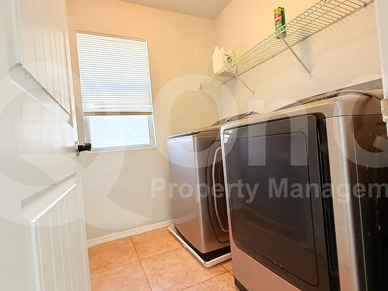 1103 E Grove St — Photo 26