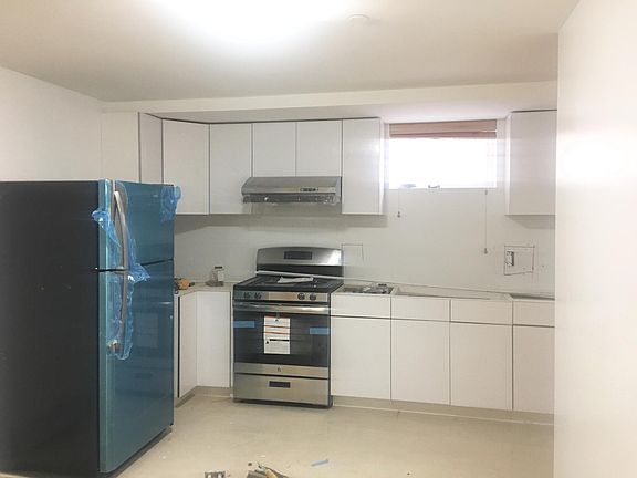 4th image of 817 College Pl #1
