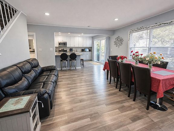 4th image of 437 Maple Dr