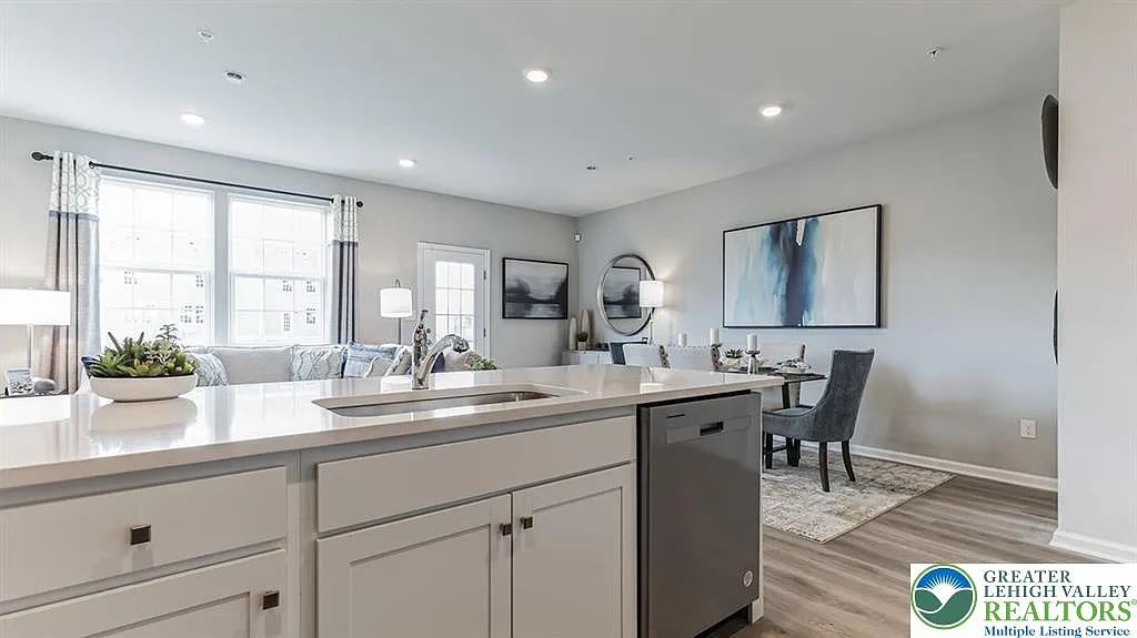 3 bed, 2.5 bath, 1500 sqft, $2,600 — Photo 3