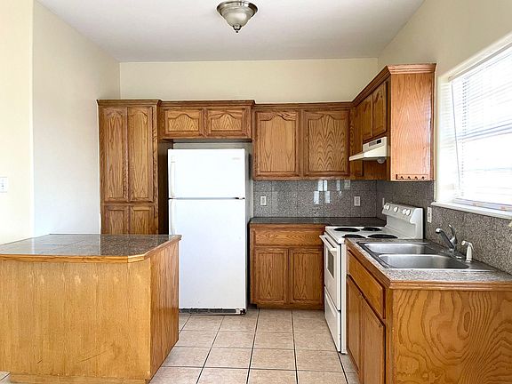 2nd image of 1418 Nassau St