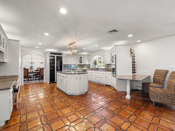 5th image of 286 Mayflower Cir