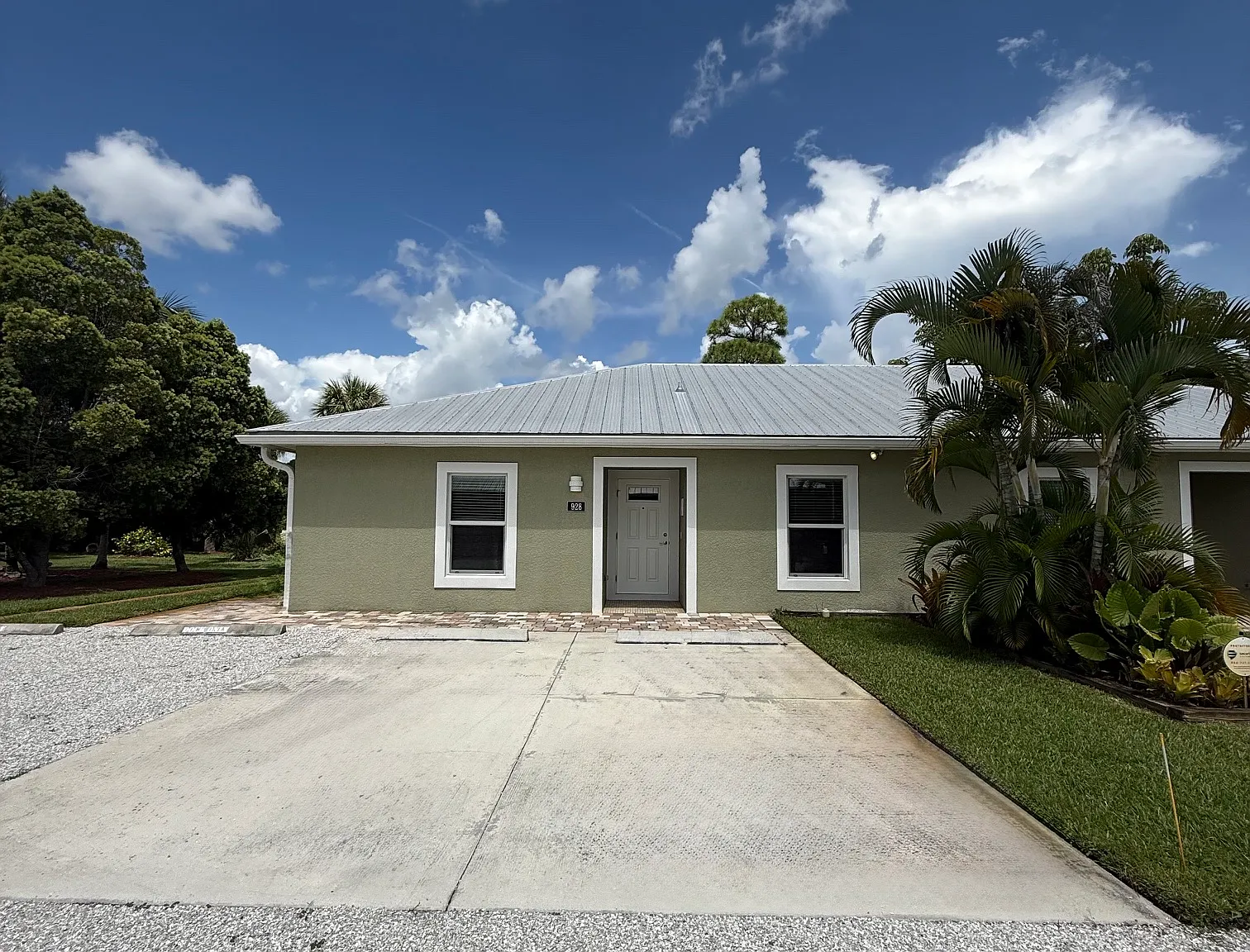 928 NW Spruce Ridge Dr — Photo 2