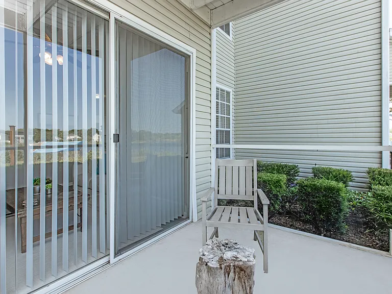Lake House — Photo 47