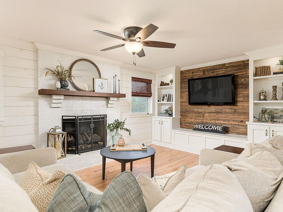 1st image of 465 Lake Dr SE
