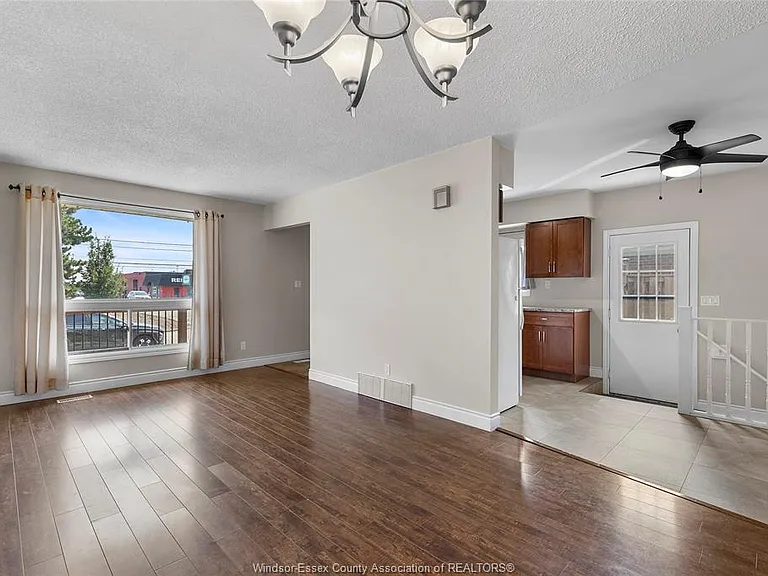 3083 Jefferson Blvd — Photo 8
