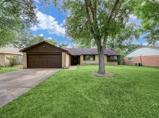 405 Stonehenge Ln, Friendswood, TX 77546