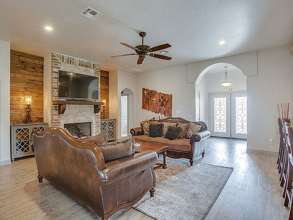 4th image of 1309 Chaucer Ln