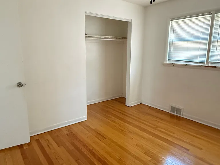 417 Hirsch Ave — Photo 7