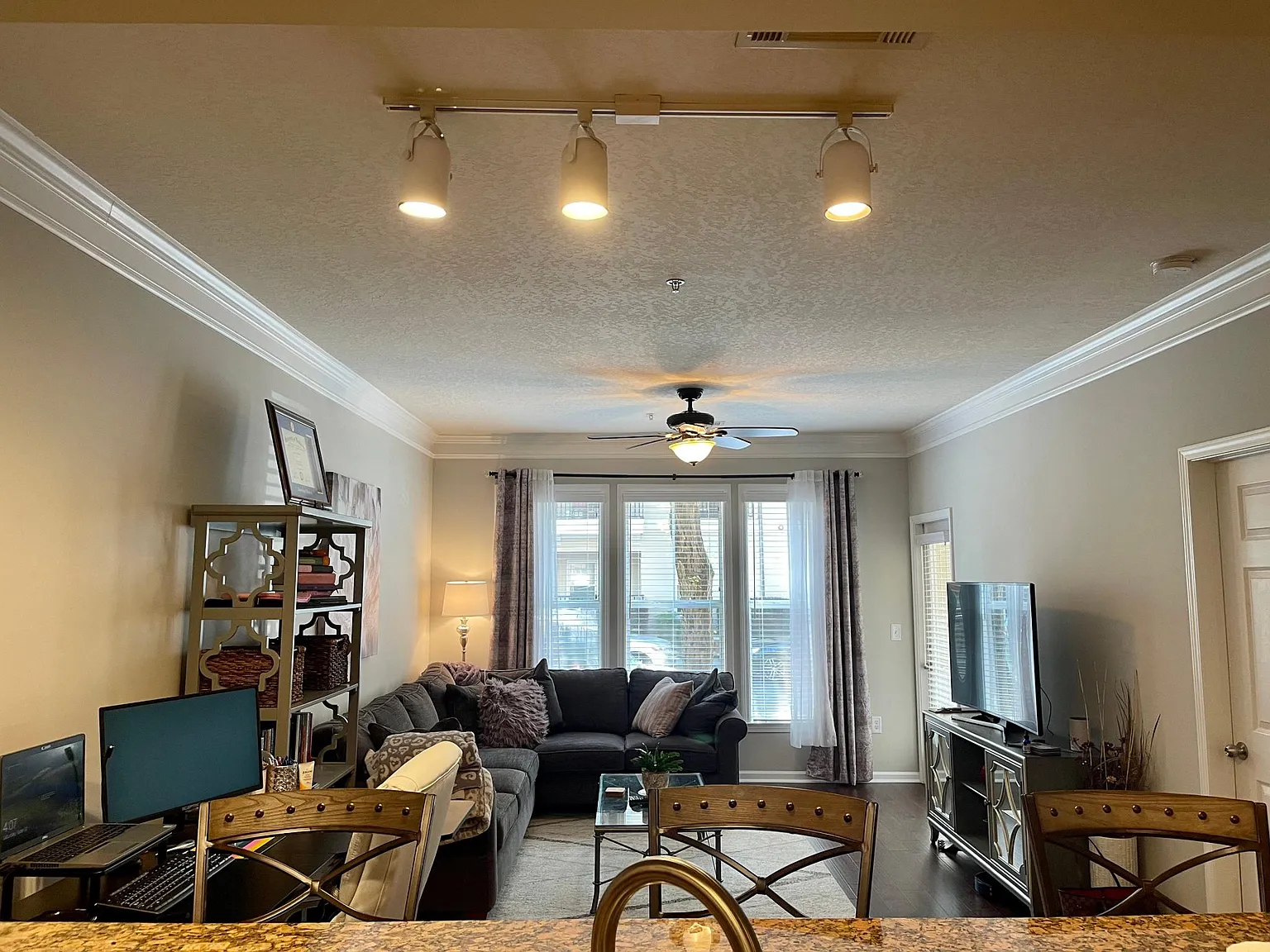 1850 Cotillion Dr — Photo 2