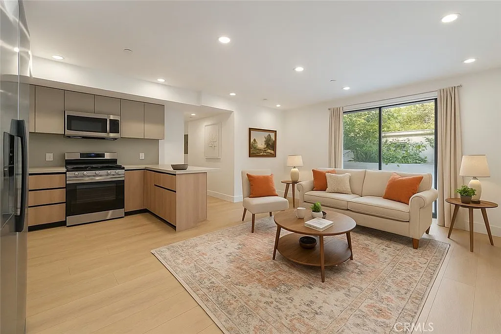3 bed, 900 sqft, $3,500 — Photo 3