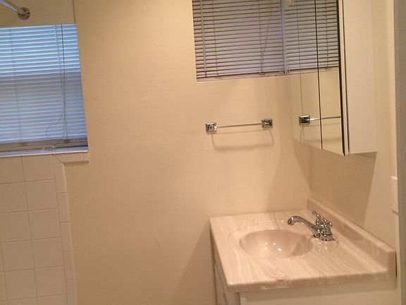 4th image of 2318 N Southport Ave #2318GDN