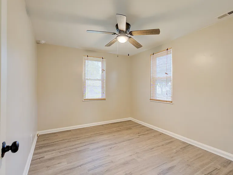 2411 Harris St — Photo 7