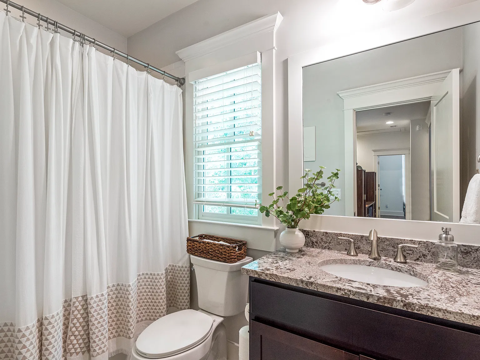 4 bed, 2468 sqft, $4,700 — Photo 3