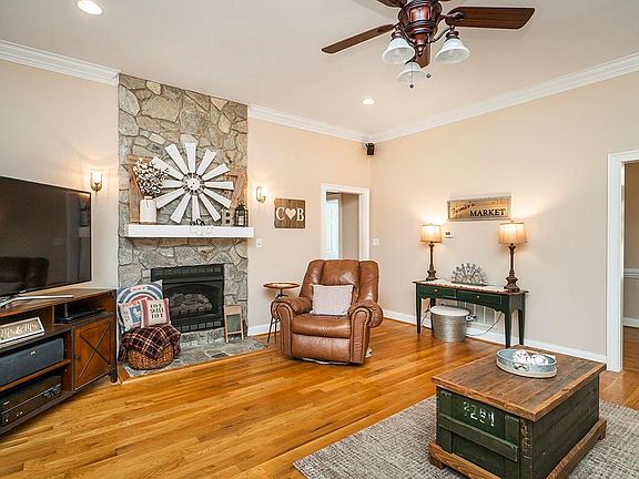 5th image of 2440 Millbrook Dr