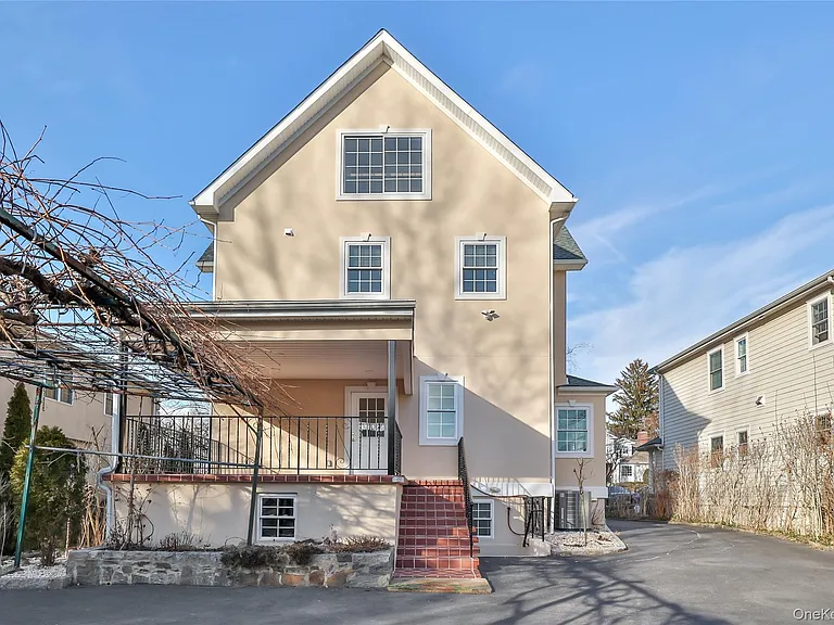 16 Grand Blvd — Photo 35
