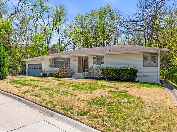 3rd image of 219 Elmwood Dr