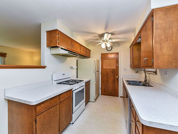 3rd image of 535 Illini Dr