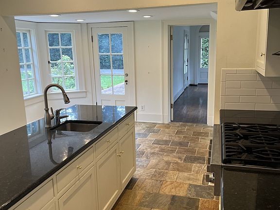 5th image of 310 Lynnwood Blvd