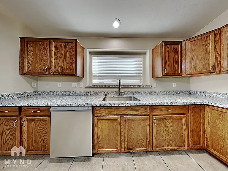 1034 E Saddle Way — Photo 8