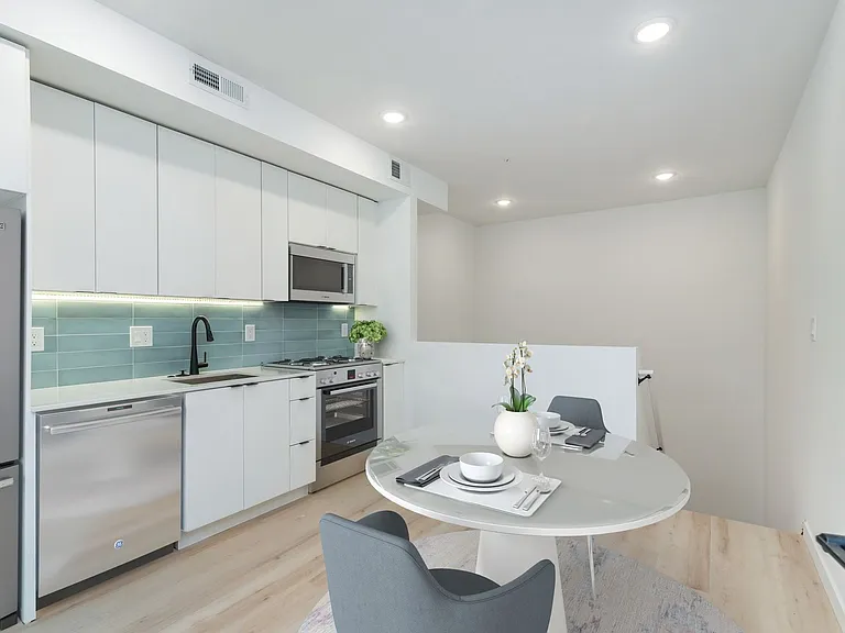 2722 N Hope St — Photo 1