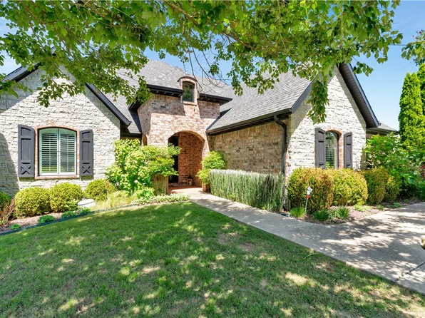 2944 E Pebblestone Dr, Fayetteville, AR 72701