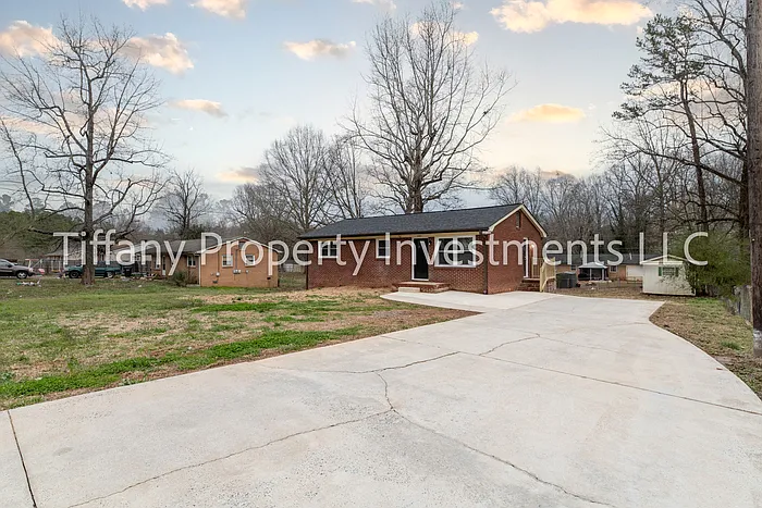 2331 Woodleaf Dr — Photo 2