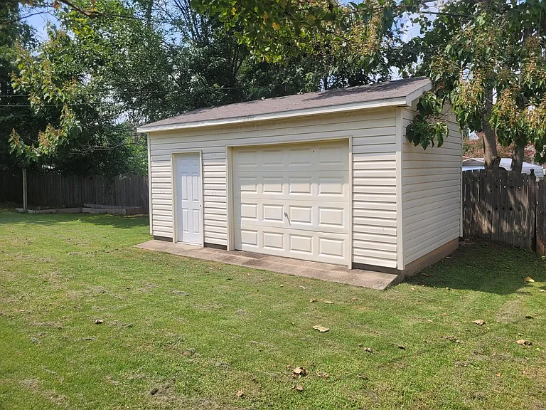 2021 Greenbrier Rd — Photo 15