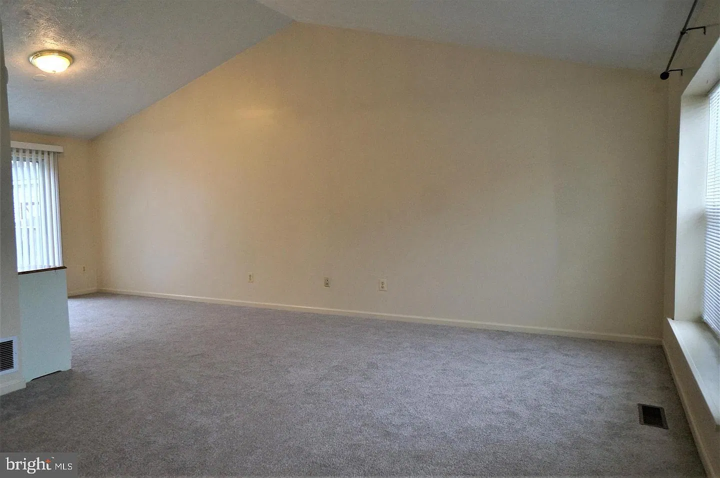 4 bed, 2.0 bath, 1637 sqft, $2,900 — Photo 3