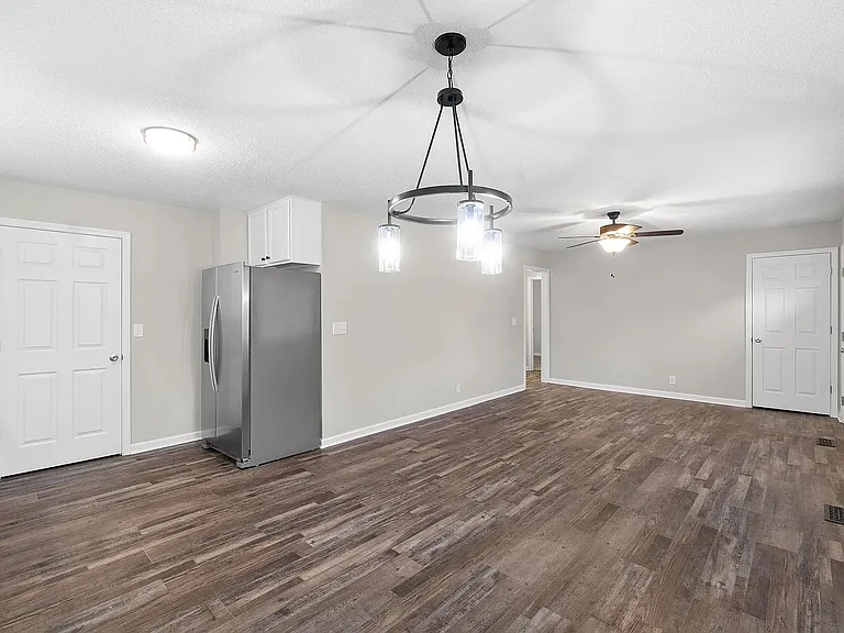 214 Tobacco Rd — Photo 9