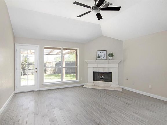 5th image of 2402 Deerfield Dr