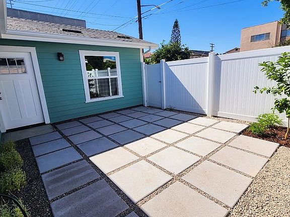 2nd image of 403 1/2 E Lomita Ave