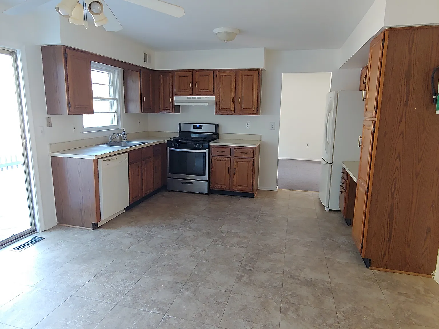 4 bed, 2.5 bath, 2012 sqft, $3,550 — Photo 3