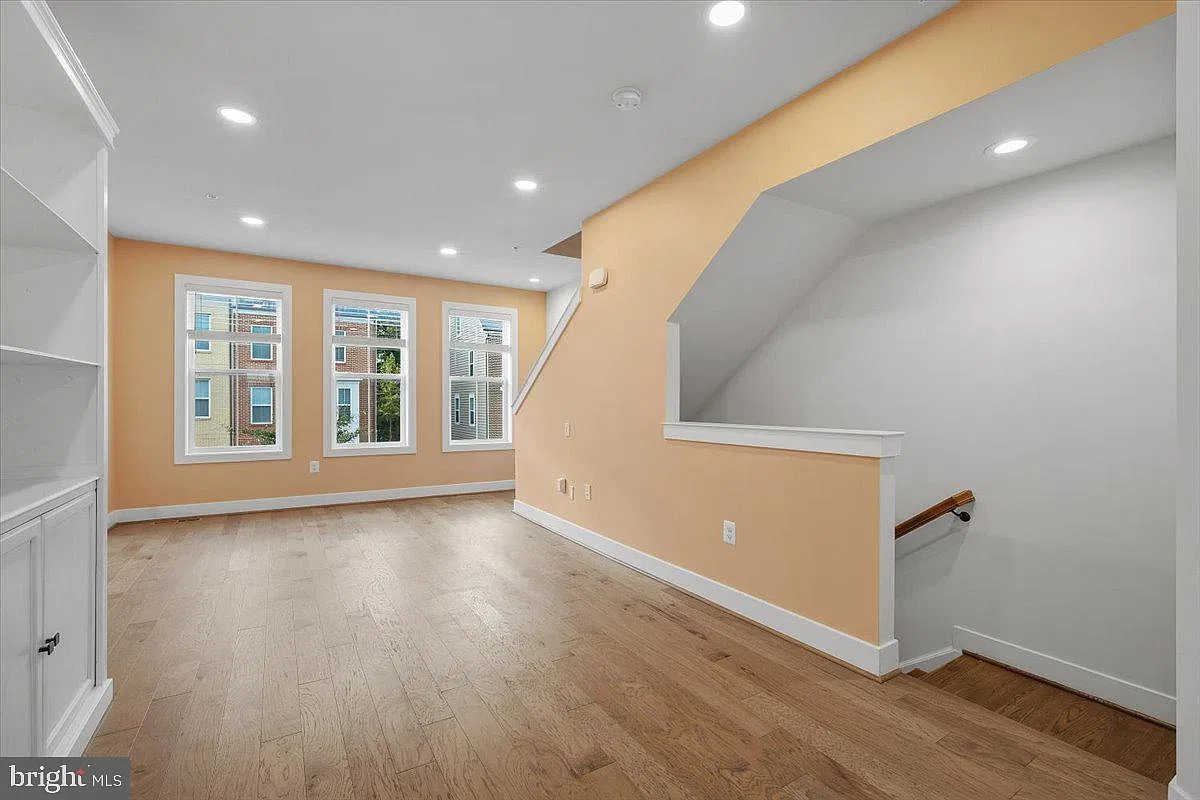 3 bed, 2.5 bath, 2560 sqft, $3,400 — Photo 4