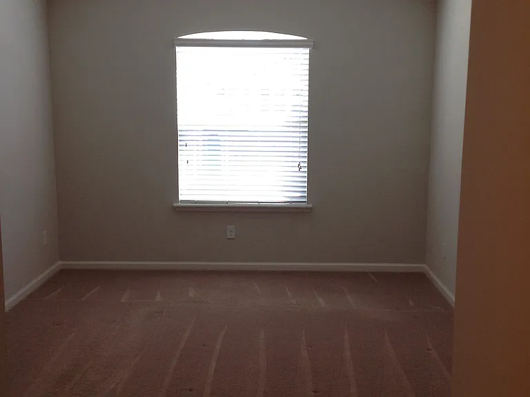 498 Richmond Dr — Photo 9