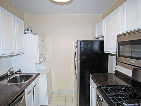 4th image of 26910 Grand Central Pkwy APT 5P