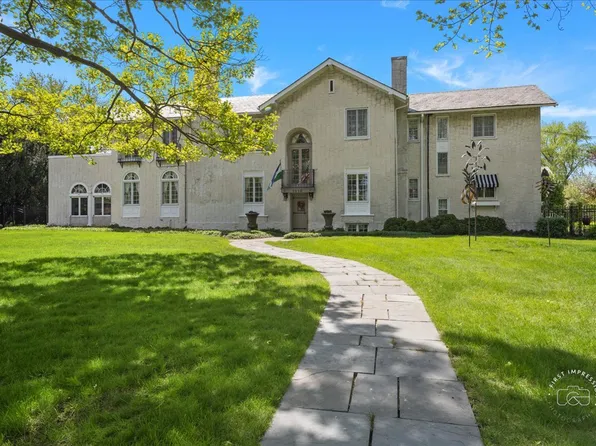 1010 Hawthorne Ln, Geneva, IL 60134