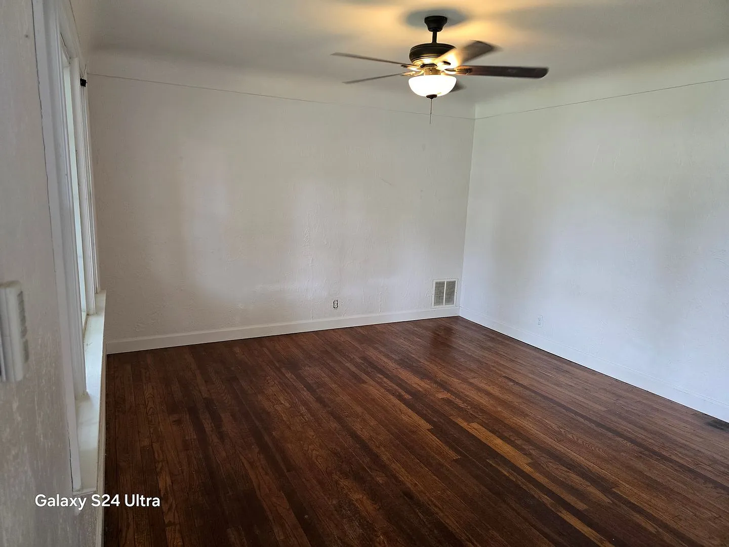 Large 2BD/1BA with tons of Bonus space and fenced in yard — Photo 2