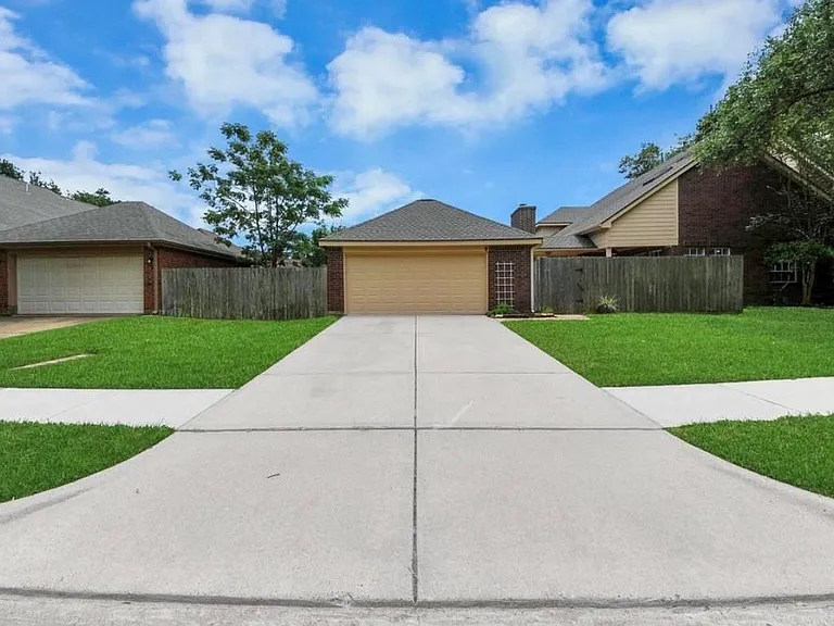 1003 Clarenda Falls Dr — Photo 2