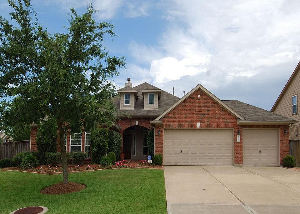 Beautiful single story, 4 bedroom 2/1 bath available in Long Meadow Farms!